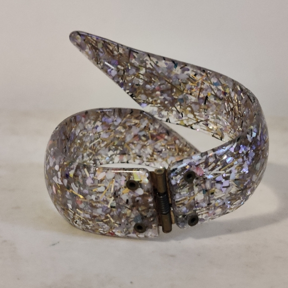 Vintage lucite confetti hinged cuff bracelet - Picture 12 of 14